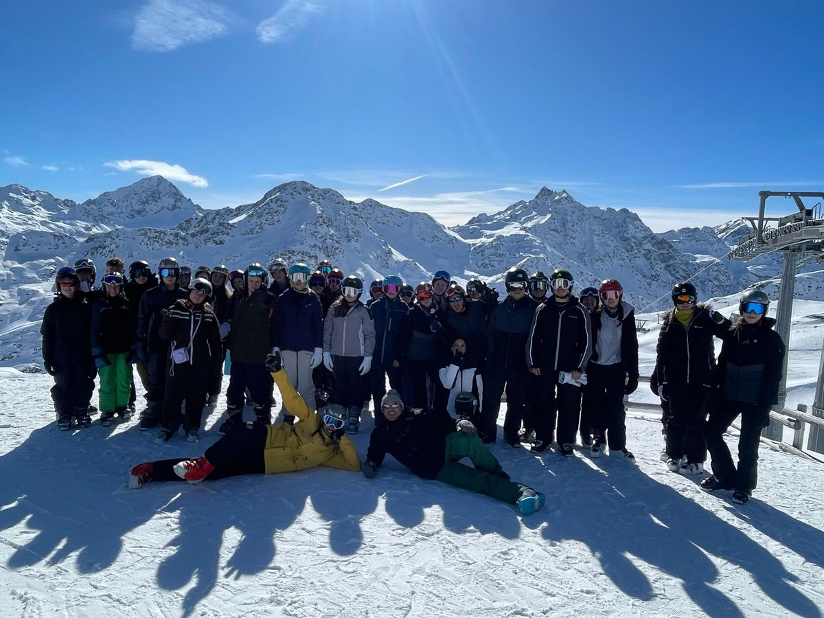 NewboldPE's tweet photo. What a team 🎿 https://t.co/fL7pqpGdTO