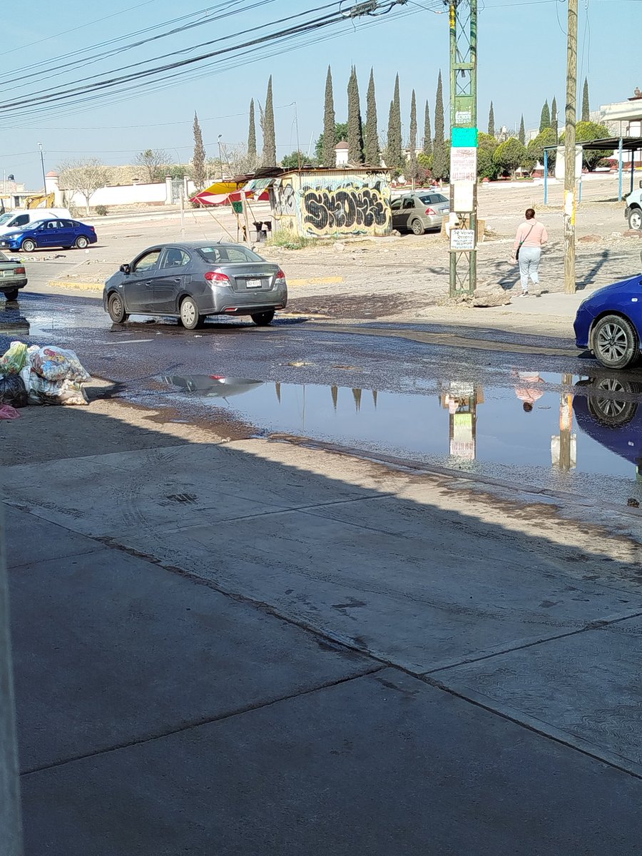 DanyO522's tweet photo. Salida de aguas negras !!
Olor fétido e insalubre
Cómo peatón salpica el agua sucia 
@CEAservcliente 
@cea_qro 
De las malas obras 🚧 
@makugo 
@QueQroSeEntere https://t.co/VrX1q3mhg2