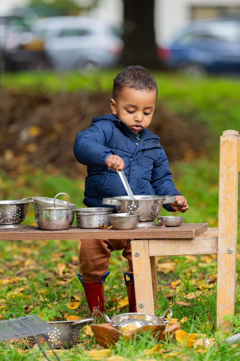 Love the focus of this little one, completely absorbed in play at the mud kitchen – so engrossed in mixing and transporting, and totally in his flow! 🌱👶 #LearningThroughPlay #MudKitchenMagic