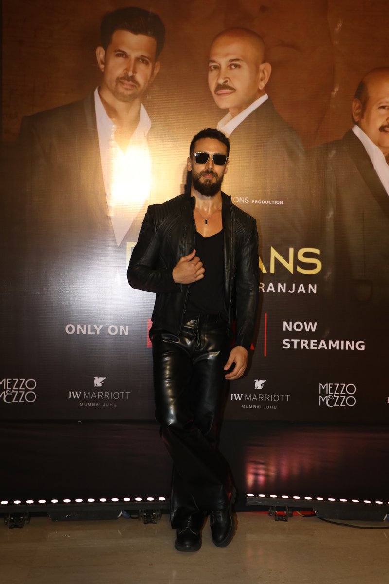 BollywoodH's tweet photo. Tiger Shroff, Jackie Shroff, Anupam Kher, Sanjay Gupta, and Anu Lekhi grace the success bash of Netflix's The Roshans, making it a star-studded celebration!
.
.
.
.
#TheRoshans #SuccessBash #BollywoodStars #TigerShroff #JackieShroff #AnupamKher #SanjayGupta #AnuLekhi https://t.co/e58qYEUALt