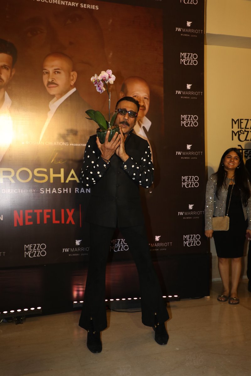 BollywoodH's tweet photo. Tiger Shroff, Jackie Shroff, Anupam Kher, Sanjay Gupta, and Anu Lekhi grace the success bash of Netflix's The Roshans, making it a star-studded celebration!
.
.
.
.
#TheRoshans #SuccessBash #BollywoodStars #TigerShroff #JackieShroff #AnupamKher #SanjayGupta #AnuLekhi https://t.co/e58qYEUALt