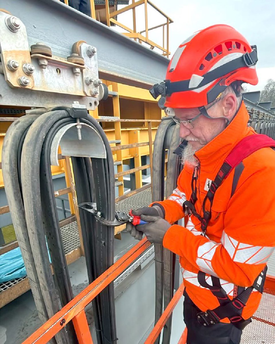 🚀 BVS Cranes Switzerland Expertise in Action! 🚀

bvs.com.tr

#BVSCranes #BVSswitzerland #conductix  #quality #productivity #efficiency  #lowmaintenance #CraneModernization #electromechanical #revision #SafetyFirst #RiskAssessment #CustomerSatisfaction