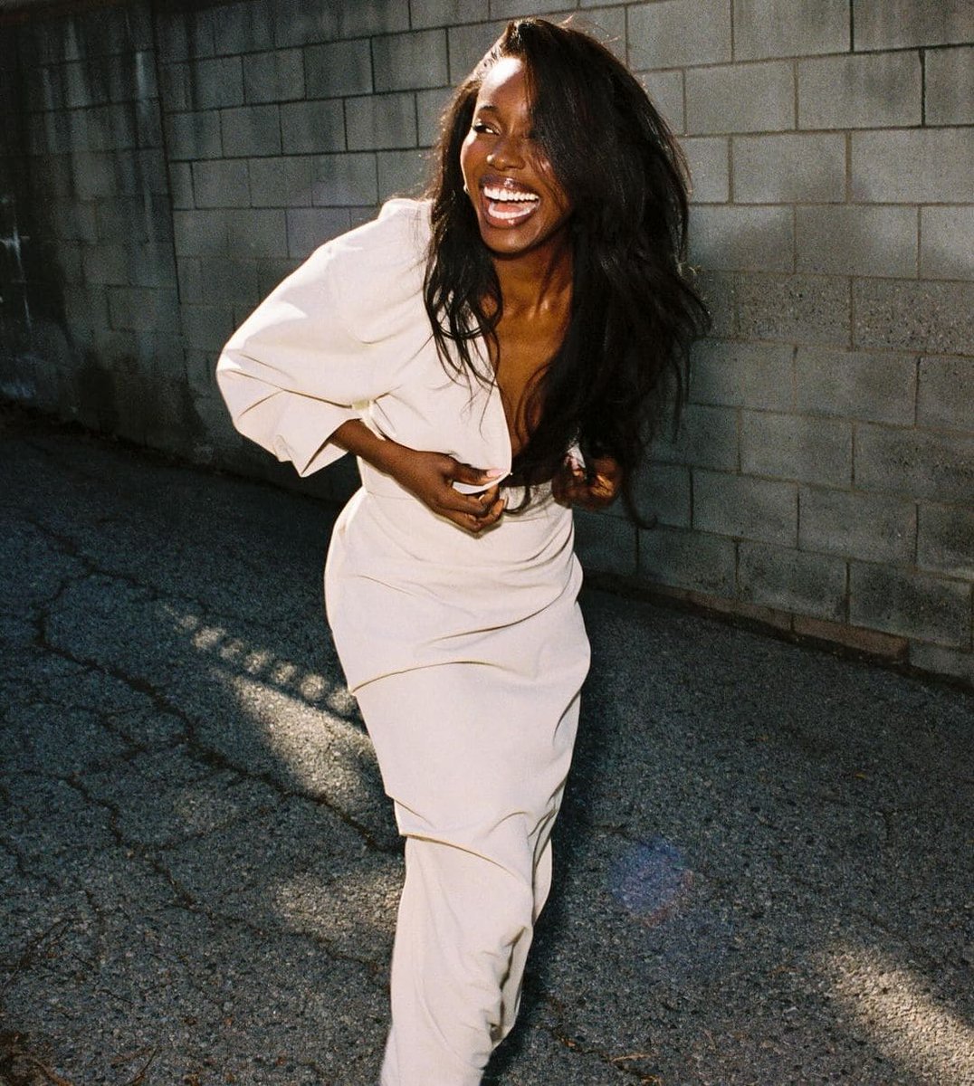 A página do IMDb de Anna Diop foi atualizada com um novo projeto. 
Entitulado "With Love, Me" e dirigiro por Shani Pride, o curta segue Summer, que, após um coração partido, busca cura na Toscana, enfrentando seus medos enquanto encontra inspiração e novas conexões.