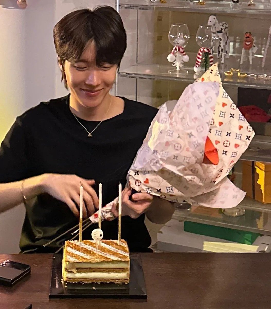 HAPPY BIRTHDAY J-HOPE 💜
#HappyjhopeDay
#HappyBirthdayjhope
#JHOPEDAY
#HobiPowerDAY
#OurHobiPower
#EternalsHOPEjhope
#AlwaysWithUARMYHOPE
#HobiOurShiningStar
#ForeverWithHobi
#PrinceOfGwangjuJHOPE
#제이홉_사랑한다고_940218번말했다
#무대위빛나는별_제이홉_생일축하해
