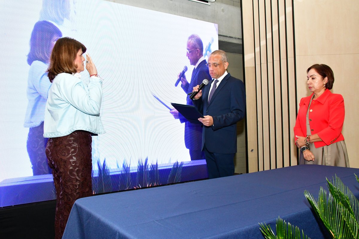 UCooperativaCol's tweet photo. Hoy la UCC reafirma su compromiso con la educación. Maritza Rondón Rangel firma su renovación como Rectora, consolidando proyectos estratégicos. 🔗 https://t.co/9achQFScWS #PosesiónRectoraUCC https://t.co/crE78OFaQC