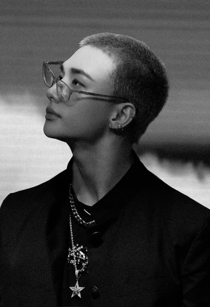 HYUNJlNHO's tweet photo. 🤍🖤 https://t.co/VdyfFdQJfV