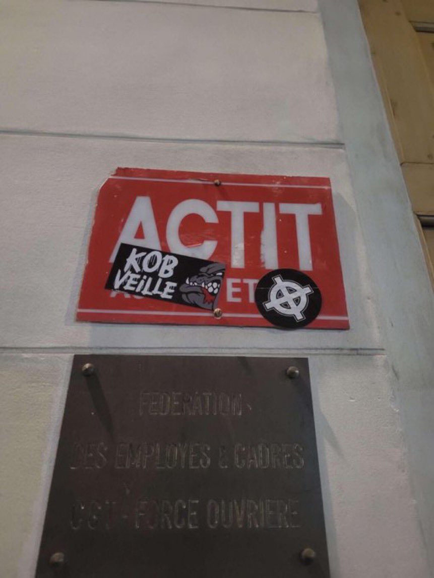 LArt_politique's tweet image. Les comptes d'extrême droite tentent de faire croire que les agresseurs sont des nationalistes turcs. Mais ce sont bien des fafs bien blancs de chez nous qui ont signé l'attaque : des anciens du Gud/zouaves reformés sous le nom "Kop of Boulogne", un groupe d'ultras des années 90.