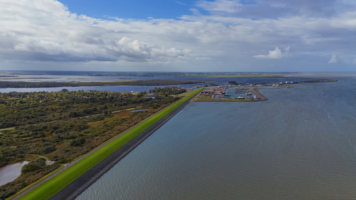 Het Lauwersmeer wordt iets zouter, daar zijn boeren en natuurorganisaties het uiteindelijk over eens geworden. Met behulp van een zoutwatermeetnet kan Waterschap Noorderzijlvest direct ingrijpen als het te gek wordt h2owaternetwerk.nl/h2o-actueel/zo…
