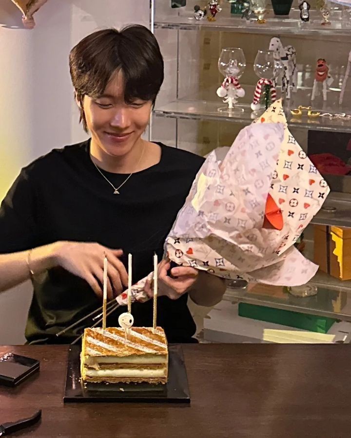 Raval_nishabts's tweet photo. Happy birthday, our dear J-Hope💜🎂
I hope you have a great day with your loved ones🫰
I love you💞
#HappyjhopeDay
#HappyBirthdayjhope
#JHOPEDAY
#HobiPowerDAY
#OurHobiPower
#EternalsHOPEjhope
#AlwaysWithUARMYHOPE
#HobiOurShiningStar
#ForeverWithHobi https://t.co/UKSB8J2KAh