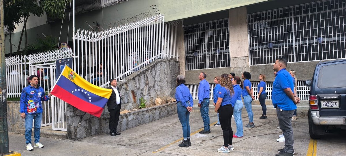 SeguridadvialLU's tweet photo. #LunesCívico | #INTT La Urbina rinde honores a los Símbolos Patrios. Entonan el Himno Nacional, para arrancar la semana. https://t.co/STUW4eHiHJ