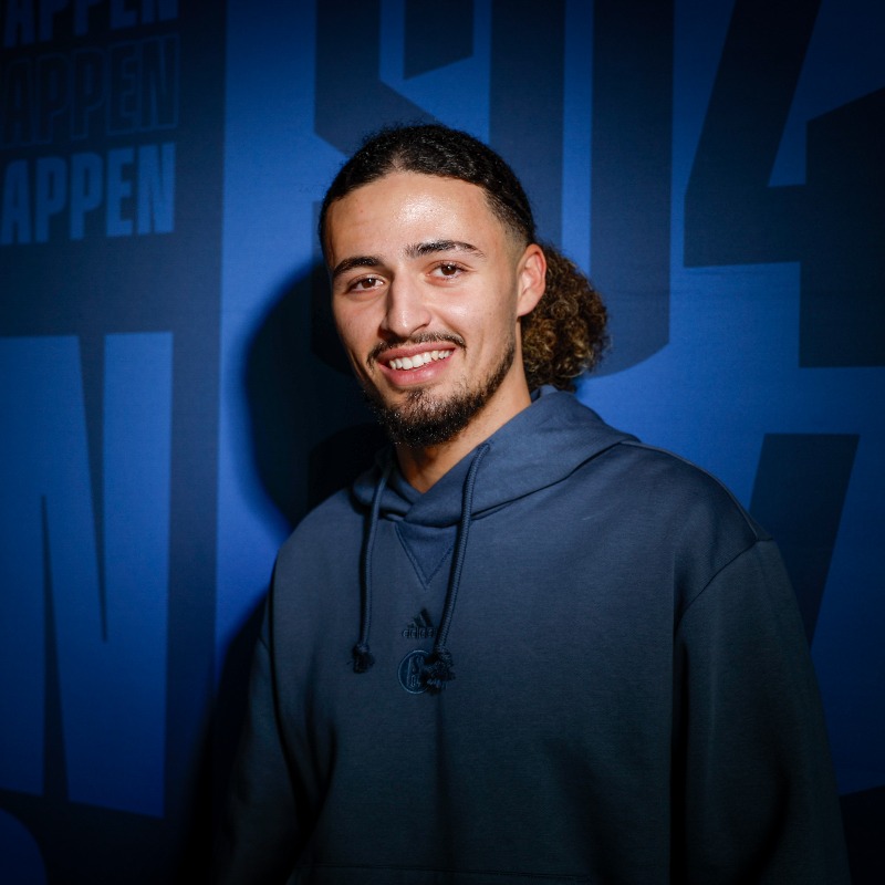s04's tweet photo. Taylan Bulut hat seinen bisher bis 2026 gültigen Vertrag beim #S04 vorzeitig bis zum 30. Juni 2029 verlängert ✍️

Glück auf, Taylan! 🙌