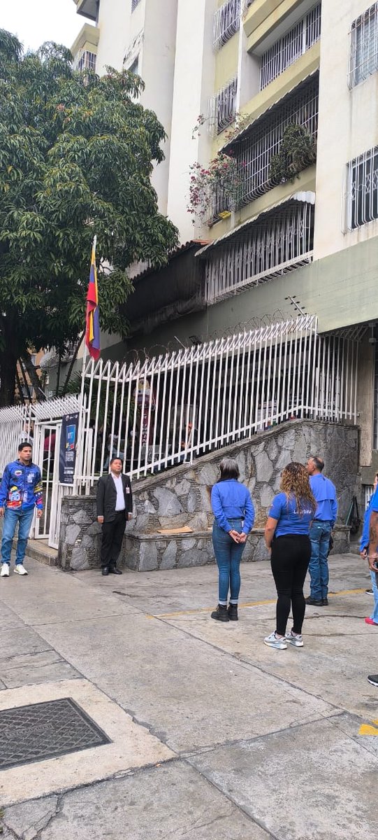 SeguridadvialLU's tweet photo. #LunesCívico | #INTT La Urbina rinde honores a los Símbolos Patrios. Entonan el Himno Nacional, para arrancar la semana. https://t.co/STUW4eHiHJ