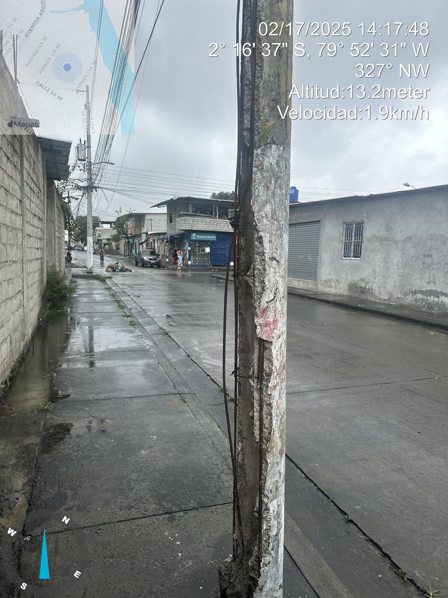 Karlambi's tweet photo. Sres @CNEL_EP @Presidencia_Ec @DanielNoboaOk  ayudemos con estos postes que ya mismo se caen en el guasmo sur, eviten una desgracia https://t.co/QRjxyAhu2Q