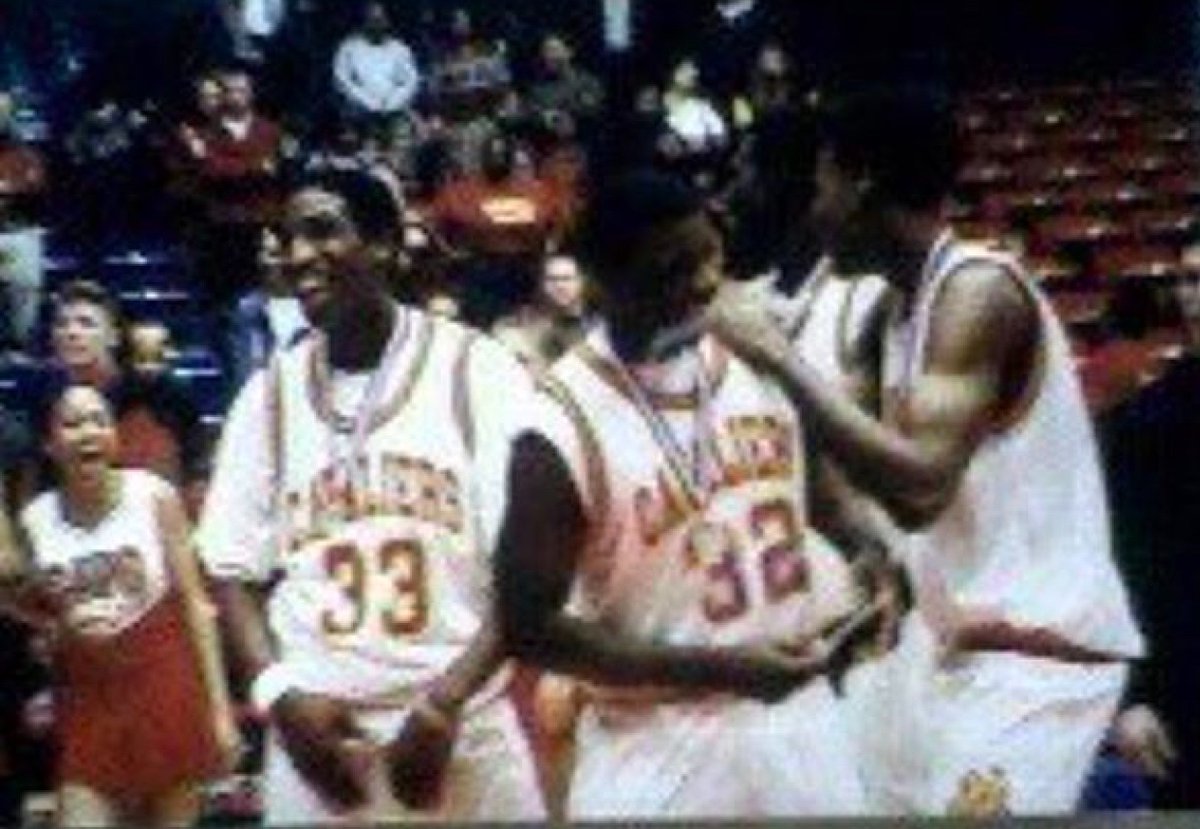 MikePil13's tweet photo. Three of the most explosive athletes to play in the GCL and the Castle , sheesh, 6’6 SG KJ, 6’5 Super athlete SG/SF Dez , 6’7 SF MP, if y’all could of been at the practices sheesh, I was the youngest of the 3…#yeahred, a lot of winning in one pic #statefinalsreunion #dddance https://t.co/sbAVgV27kH
