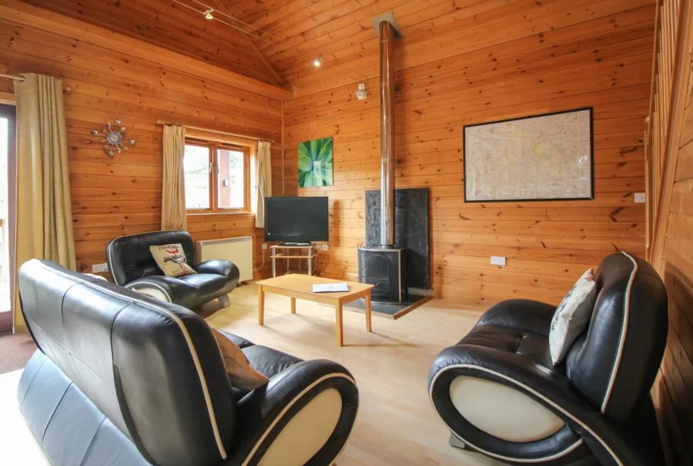 TheHolidayCots's tweet image. Coombe Mill is a beautiful 23-acre private estate set between Bodmin Moor and the beach in St Breward, Cornwall.

🛏️ Sleeps 1-8
theholidaycottages.co.uk/cornwall/5979

#CoombeMill #Cornwall #ChildFriendly #FarmFun #BodminMoor #BeachLife #TractorRides #AnimalFeeding #GymTime #BikeRides