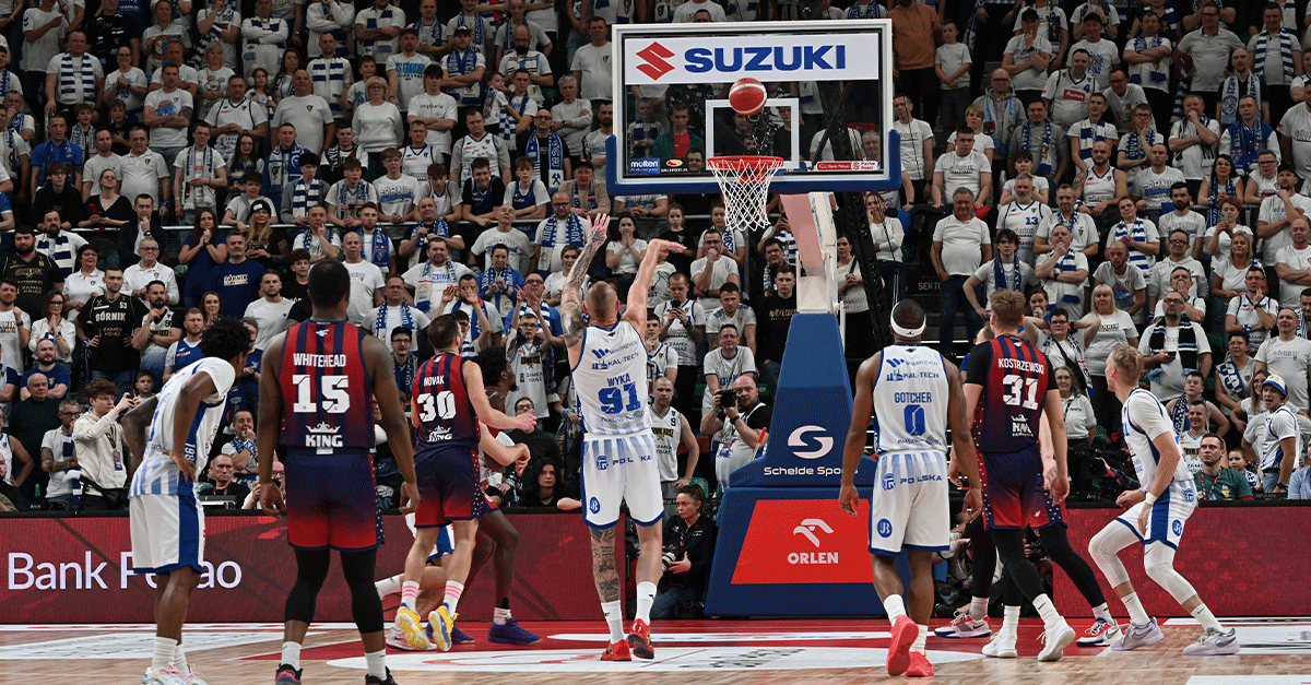 BankPekaoSA's tweet photo. #Pekao S.A. Puchar Polski po akcji w ostatnich sekundach trafił do Górnika Zamek Książ Wałbrzych! 🏆

Gratulujemy zwycięstwa 80:78 z Kingiem Wilki Morskie Szczecin. Dziękujemy 8 drużynom #plkpl i kibicom za stworzenie pięknego koszykarskiego święta w Arenie Sosnowiec! 🏀 https://t.co/tci4ctCL9k