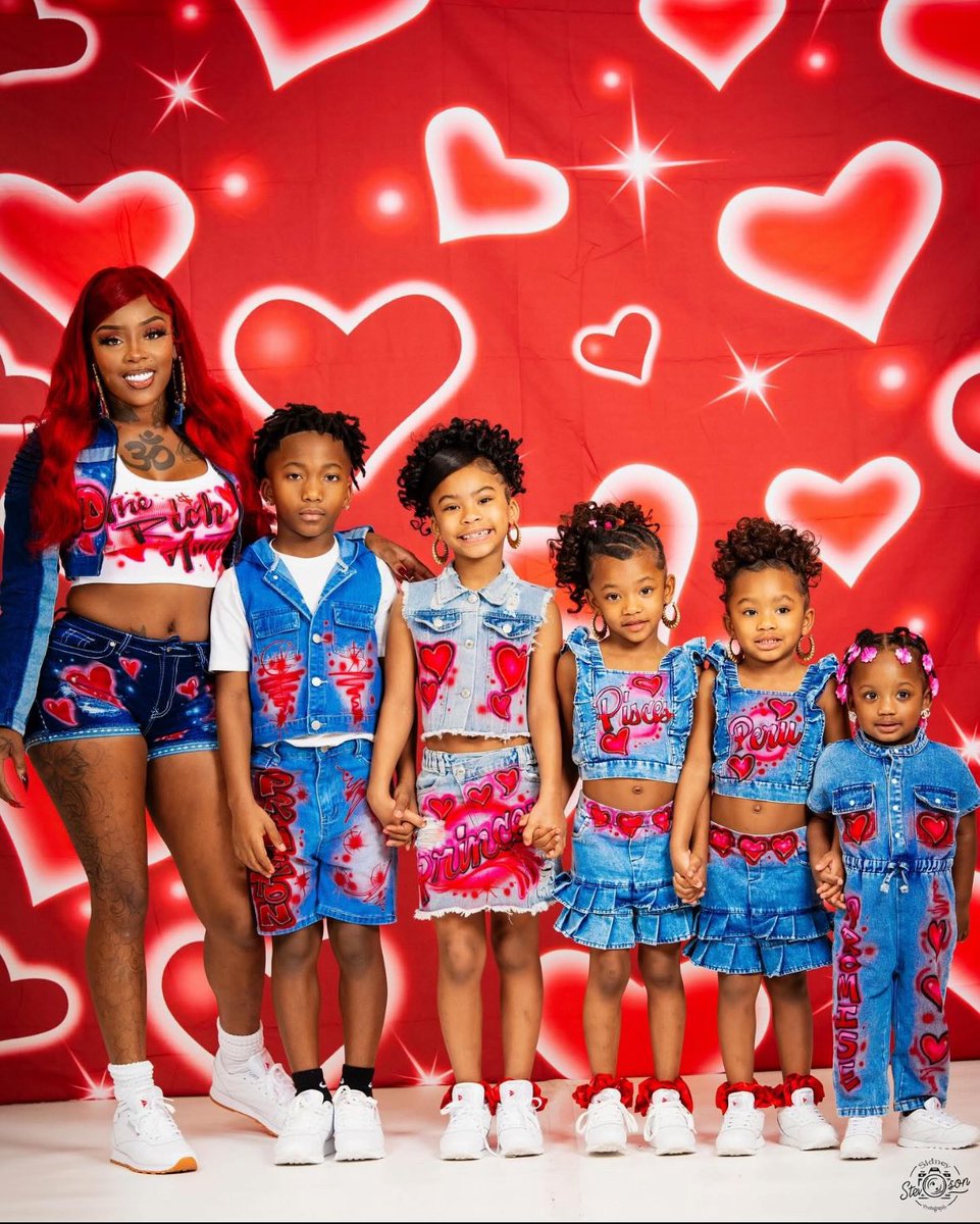 DarealBadddolly's tweet photo. I’m The Rich Aunty, my little babies ❤️ #NoKids https://t.co/xzxKxsrDV8