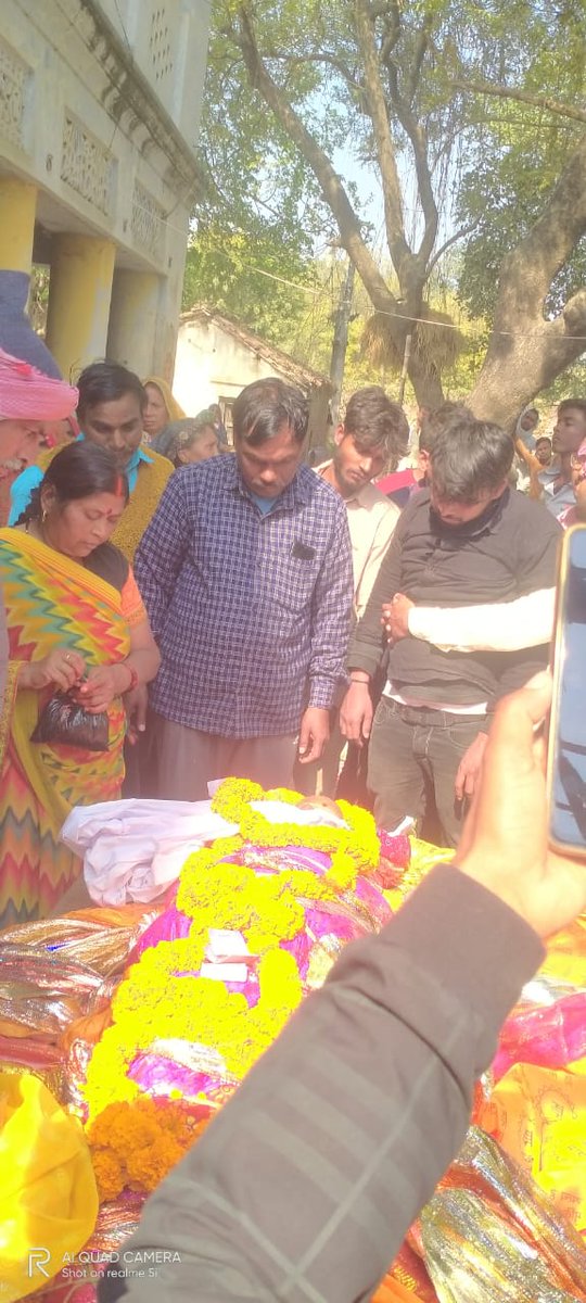 GireeshUpadhya9's tweet photo. आज 17-2-25 आर्थिक तंगी के कारण एक और शिक्षामित्र मृत्यु का शिकार हो गई,
किरन मौर्या~प्रा०वि०अटरिया, क्षेत���र-रामनगर जनपद-जौनपुर ,का समुचित इलाज नहीं हो सका और आज इनकी मृत्यु हो गई 😭
पत्रकार महोदय 🙏जी आप सब कुछ तो मुद्दा उठाओ 
@rajendradev6
@Aamitabh2 
@ANI 
@shivkmishra https://t.co/fraRfBp8ga