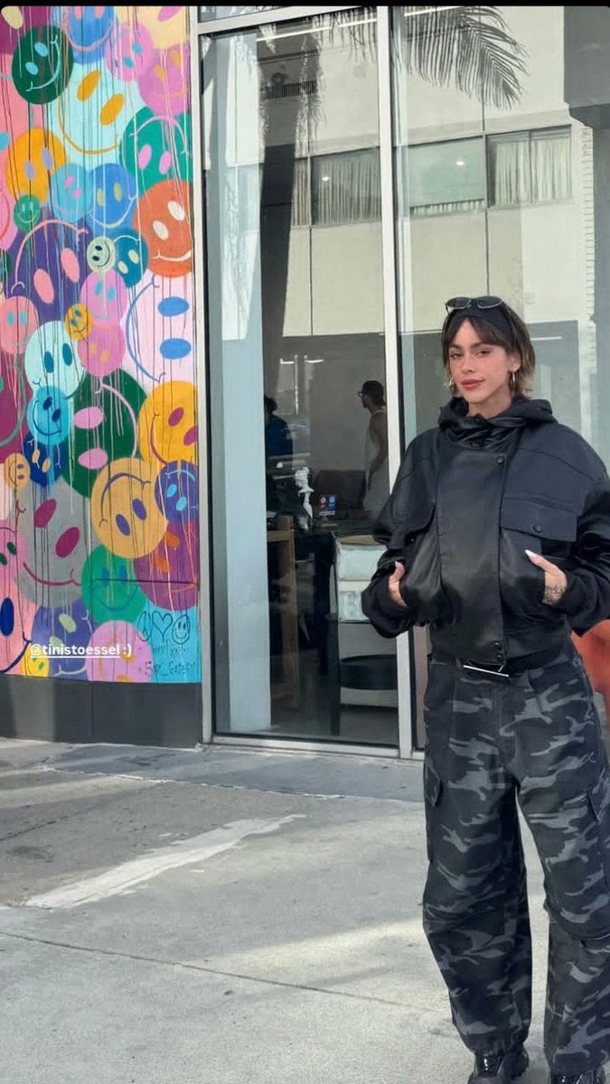 latripletee's tweet image. Es increíble que esta niña el próximo mes cumple 28 años 😭😭😭😭