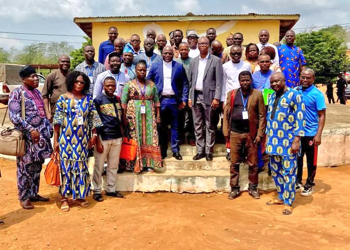 Après l'étape de #Natitingou, de Bembèrèkè et de #Parakou, le MC et moi sommes allés à la rencontre des enseignants en activité, enseignants à la retraite et de l'Association des Parents d'élèves du Lycée Agricole Medji de Sékou (#LAMS) le jeudi 13 05 26.

#KYC
