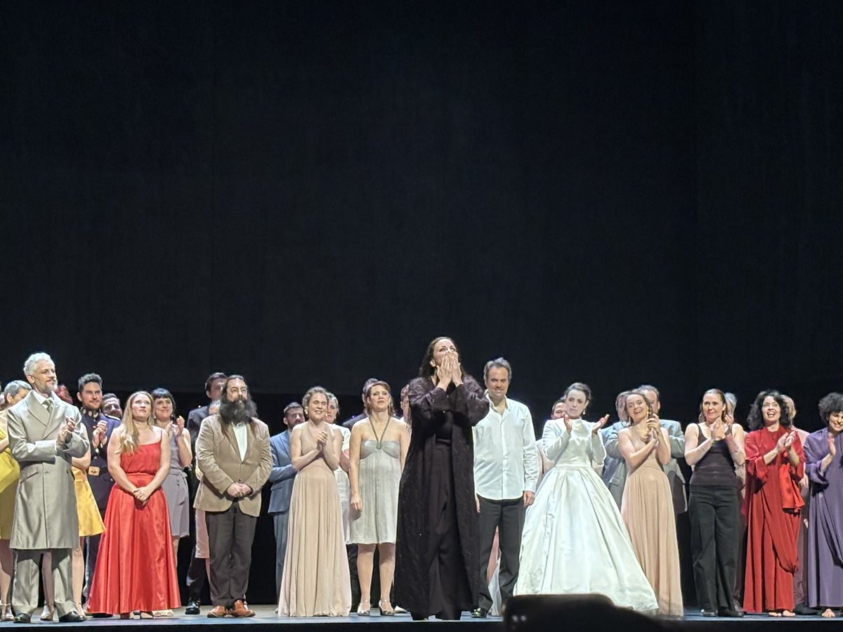 Je n’avais jamais entendu Mlle Joyce El-Khoury, Canado- libanaise, avant sa Médée en français de Cherubini.  Elle impressionne grandement avec son soprano dramatique saisissant et dévastateur. Et on se prend de tendresse pour son personnage de femme bafouée.