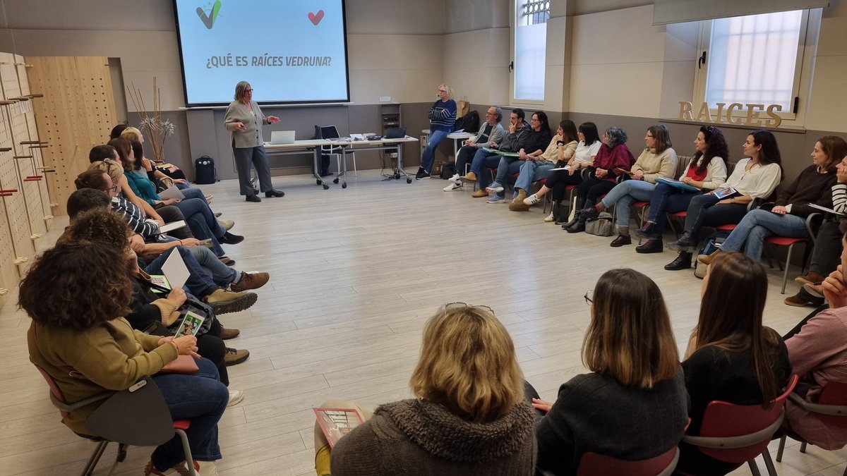 VedrunaCat's tweet photo. #Gràcies per dir que SÍ! 30 educadors comencen la trobada Arrels/Raíces de les fundacions educatives #Vedruna de Catalunya i Espanya. Som en terra sagrada Vedruna, a Vic, per enfortir el lideratge pedagògic a les nostres escoles. #escolacompromesa https://t.co/f3FDSZpnOP