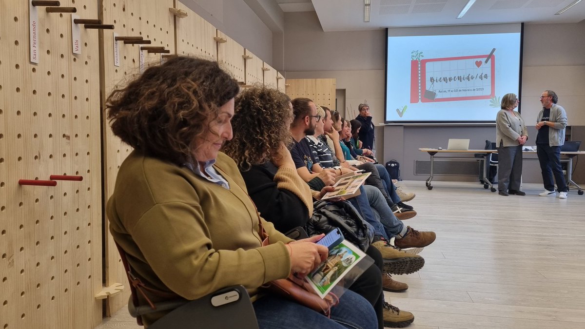 VedrunaCat's tweet photo. #Gràcies per dir que SÍ! 30 educadors comencen la trobada Arrels/Raíces de les fundacions educatives #Vedruna de Catalunya i Espanya. Som en terra sagrada Vedruna, a Vic, per enfortir el lideratge pedagògic a les nostres escoles. #escolacompromesa https://t.co/f3FDSZpnOP