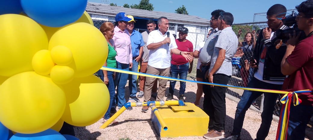 Gobercojedes's tweet photo. Este acueducto se construyó a través de Aguas de Cojedes, como parte de un compromiso que adquirió el gobernador @albertogalindez unos meses antes con los habitantes y que hizo realidad este día. https://t.co/IRYmYxv4yi