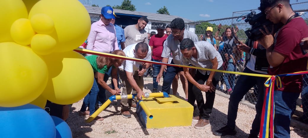 Gobercojedes's tweet photo. Este acueducto se construyó a través de Aguas de Cojedes, como parte de un compromiso que adquirió el gobernador @albertogalindez unos meses antes con los habitantes y que hizo realidad este día. https://t.co/IRYmYxv4yi