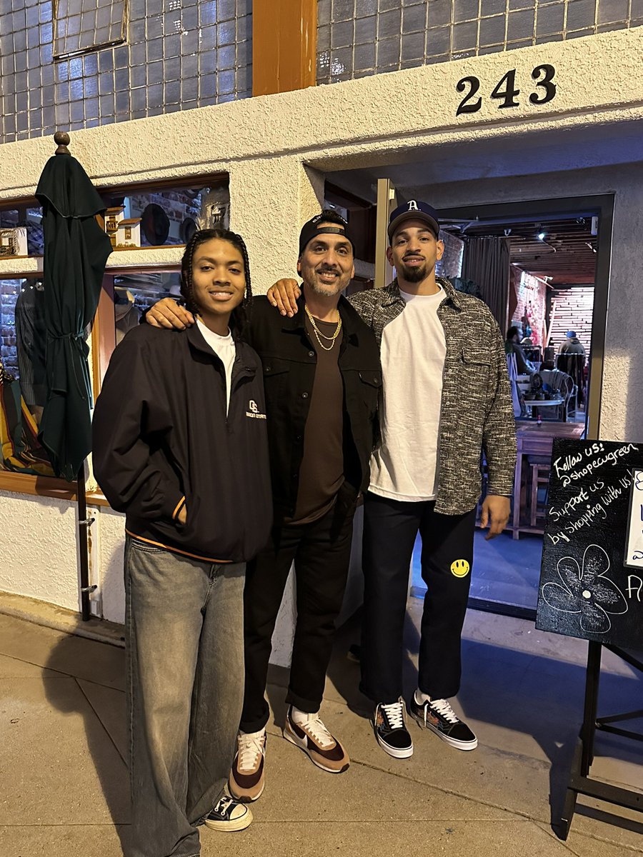 805basketball1's tweet photo. My Crew- 805 talent front and center!! ๐ค #Ahmod&IV https://t.co/1SyYDJid7w
