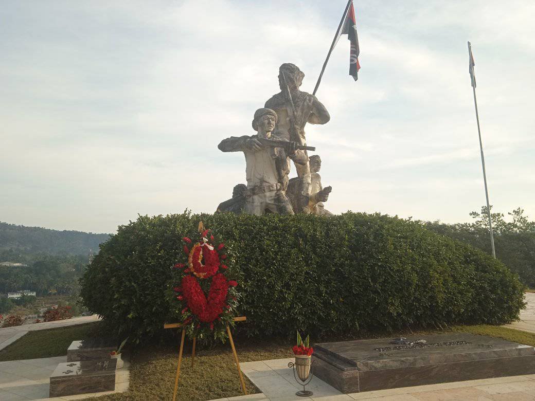 Amigos de la Cmkc (@lacmkc) on Twitter photo Tributo al Comandante d la Revolución Juan Almeida Bosque, al conmemorarse este 17 d febrero el aniversario 98 d su natalicio Una ofrenda floral a nombre d pueblo d Cuba f depositada junto al monumento en el Mausoleo a los Héroes y Mártires d #IIIFrente
#santiagodecuba
<a href="/LaCmkc/">Amigos de la Cmkc</a> Tributo al Comandante d la Revolución Juan Almeida Bosque, al conmemorarse este 17 d febrero el aniversario 98 d su natalicio Una ofrenda floral a nombre d pueblo d Cuba f depositada junto al monumento en el Mausoleo a los Héroes y Mártires d #IIIFrente
#santiagodecuba
<a href="/LaCmkc/">Amigos de la Cmkc</a>