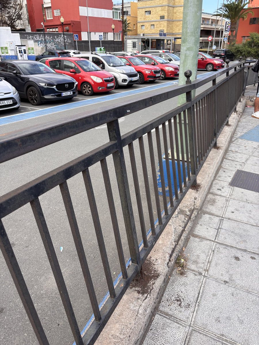 Para el ⁦<a href="/aytolpgc/">Ayuntamiento de Las Palmas de Gran Canaria</a>:⁩ la barandilla junto a la parada 281 de Guaguas (C.Mata) con sus pies oxidados está a punto de caerse.
