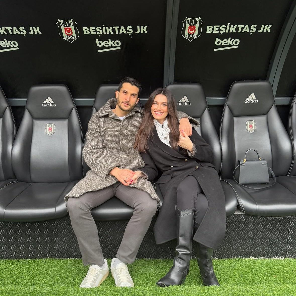 KartalRecord's tweet photo. Gündüzüm seninle, gecem seninle... 🎶 https://t.co/CleW4HvNVM