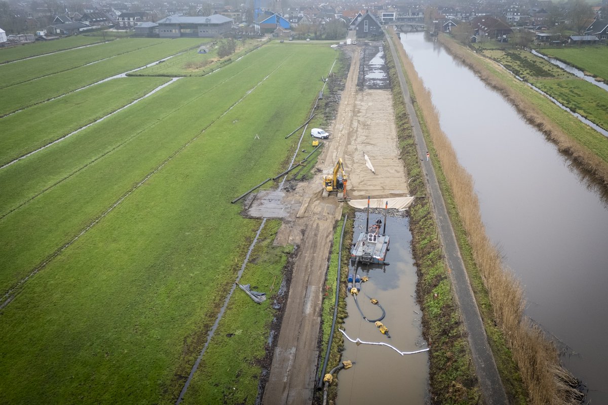 wsrivierenland's tweet image. We zijn volop aan het werk voor een veilige en stevige de kade langs de Peursumsche Vliet in Giessenburg! Op de foto zie je onze aannemer in actie terwijl hij de sloot laag voor laag dempt. Iets verderop maken we een nieuwe sloot.  #FotoVanDeWeek #kadeversterking