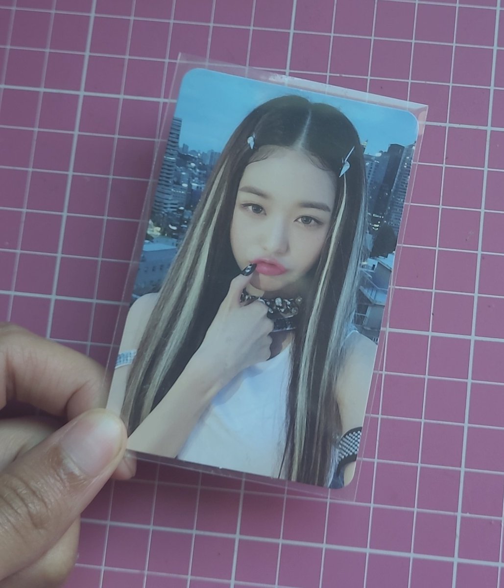 feedback positivo p/ @dollsjulie que me vendeu essa wonyoung lindinha! ela veio bem embalada e muito segura. a comunicação com ela foi ótima! obrigado!