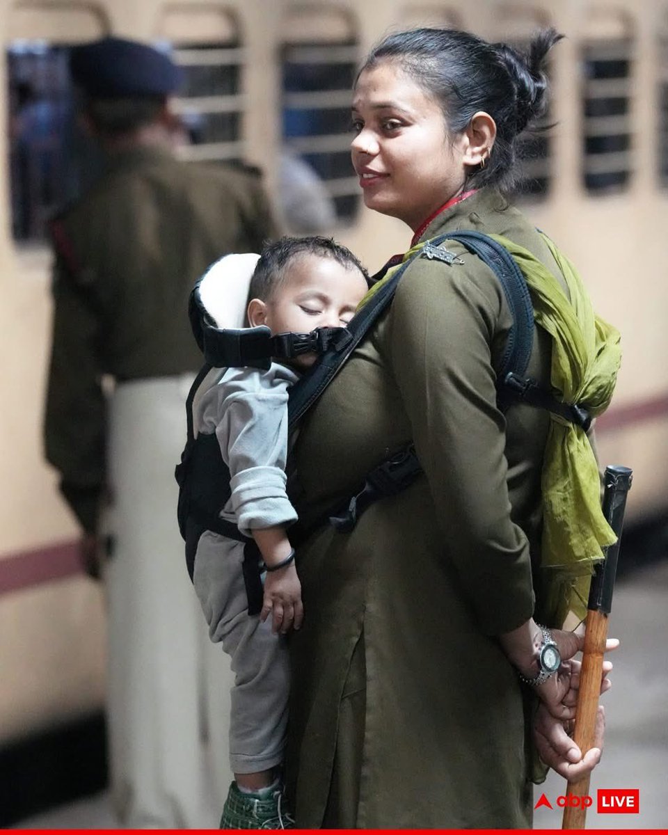 nehafolksinger's tweet image. अगर रेलवे स्टेशन पर दोबारा भगदड़ के हालात हुए तो ये महिला पुलिसकर्मी कितने लोगों की मदद कर पाएगी? 

क्या इसके बच्चे का जीवन संकट में नहीं होगा? 

क्या ख़ुद इस महिला का जीवन संकट में नहीं होगा?

आप गर्व कीजिए…मैं सवाल करूँगी.

#NewDelhiRailwaystation