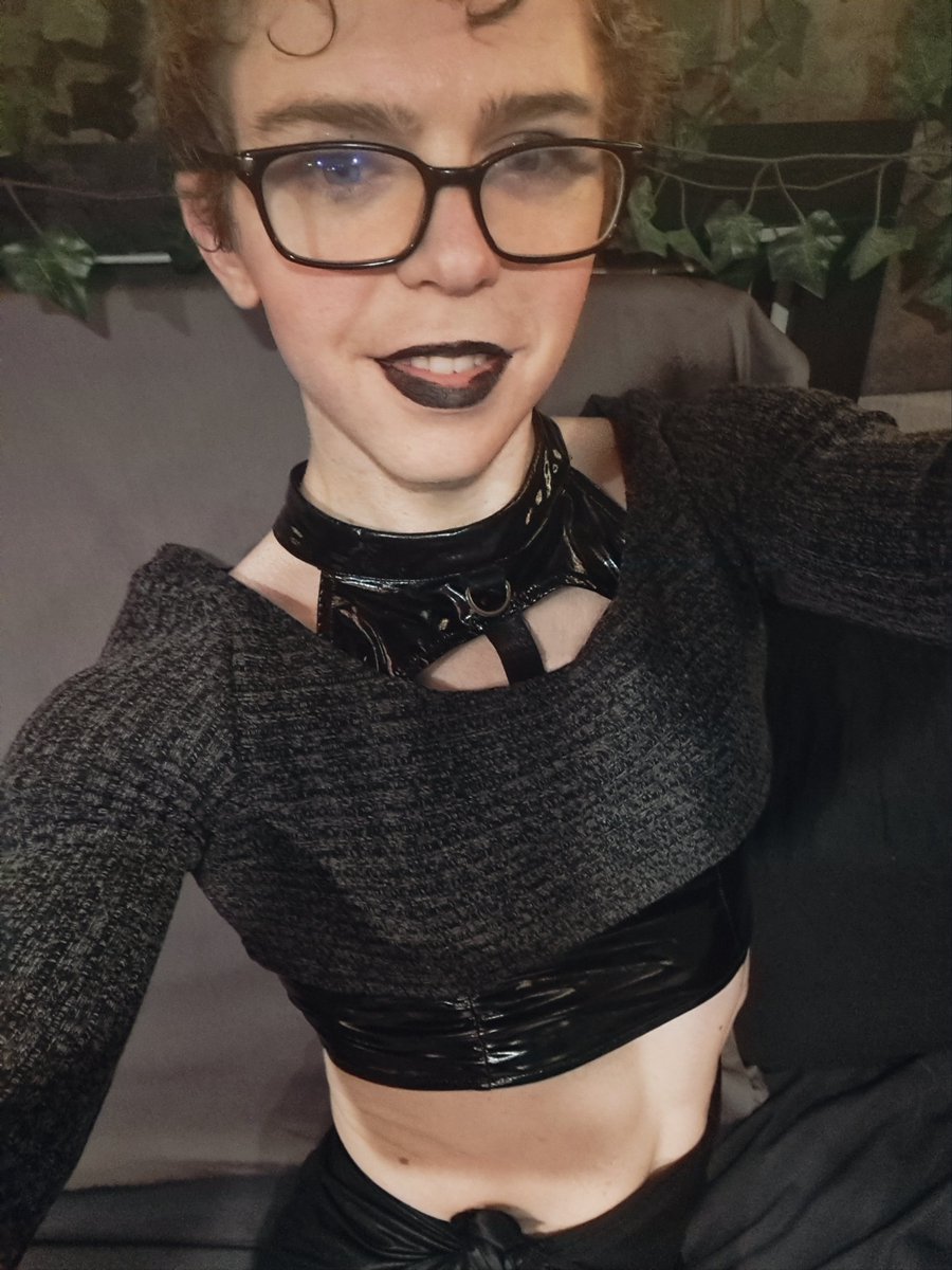 Even in my glasses arc, I fail on my lipstick 😔.