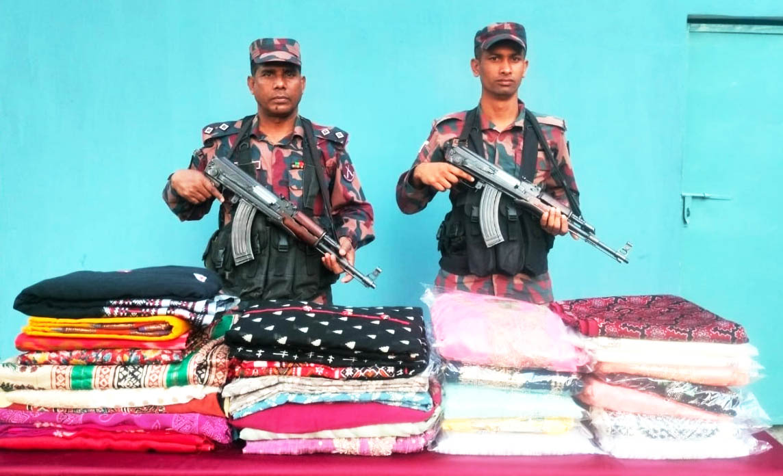 বেনাপোল সীমান্তে বিজিবির অভিযানে চোরাচালানী পন্যসহ ২জন আটক