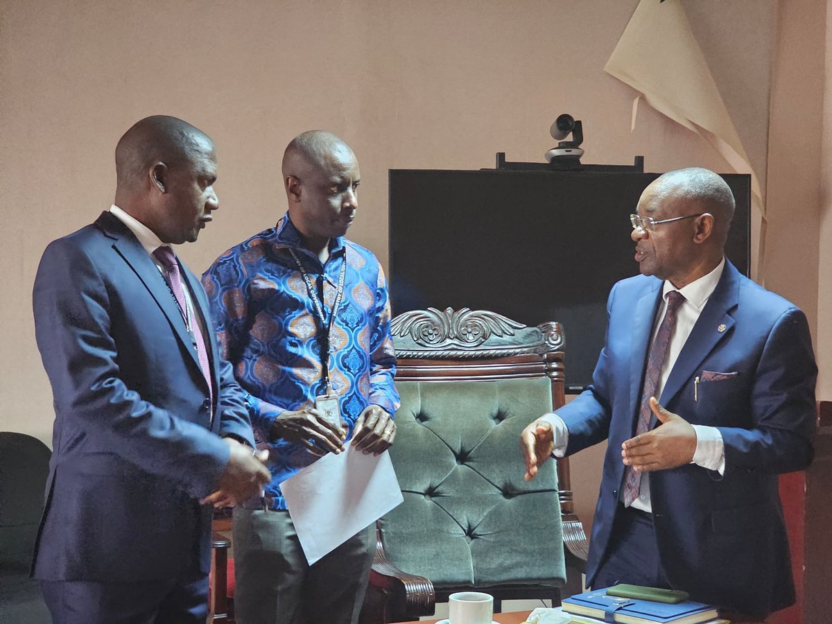 raphaelMagyezi's tweet image. The digital transformation of market management is here, and @MoLGUganda is leading the way. I am proud to support the push for automated revenue collection systems that will boost efficiency, transparency, and profitability. This could be a game changer for our markets.…