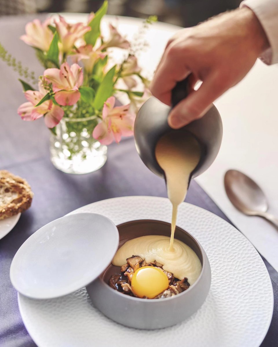 ✅ Una composición que potencie la escena
✅ Enfoque y apertura para crear profundidad
✅ Luz suave y controlada
✅ Colores perfectos en los alimentos

📖 ‘Fotografía Gastronómica Creativa. Del Foodie a la Estrella Michelin', de <a href="/PabloGilFoto/">Pablo Gil</a>.

👉 bit.ly/3VTEpNq