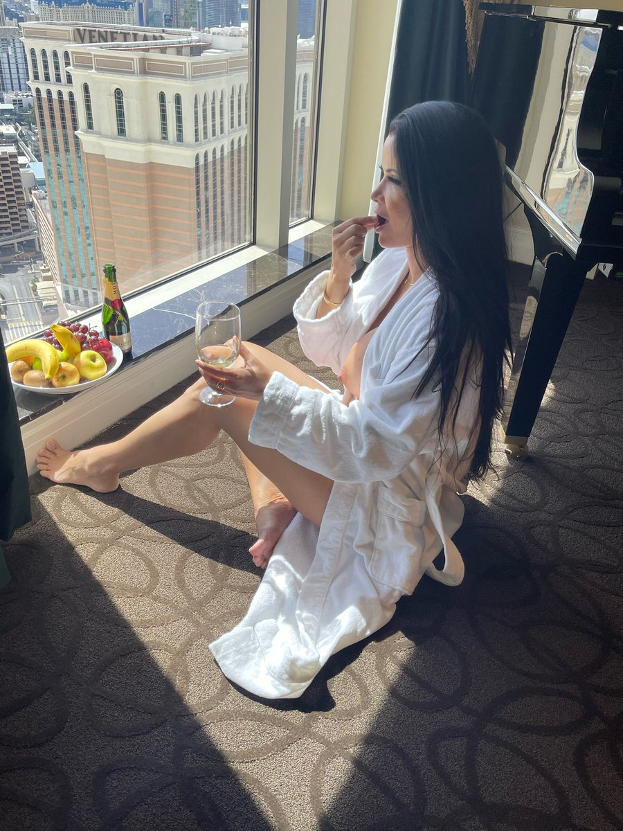 KimFalconeVIP's tweet image. Good morning! 🍾🥂🍒🍌