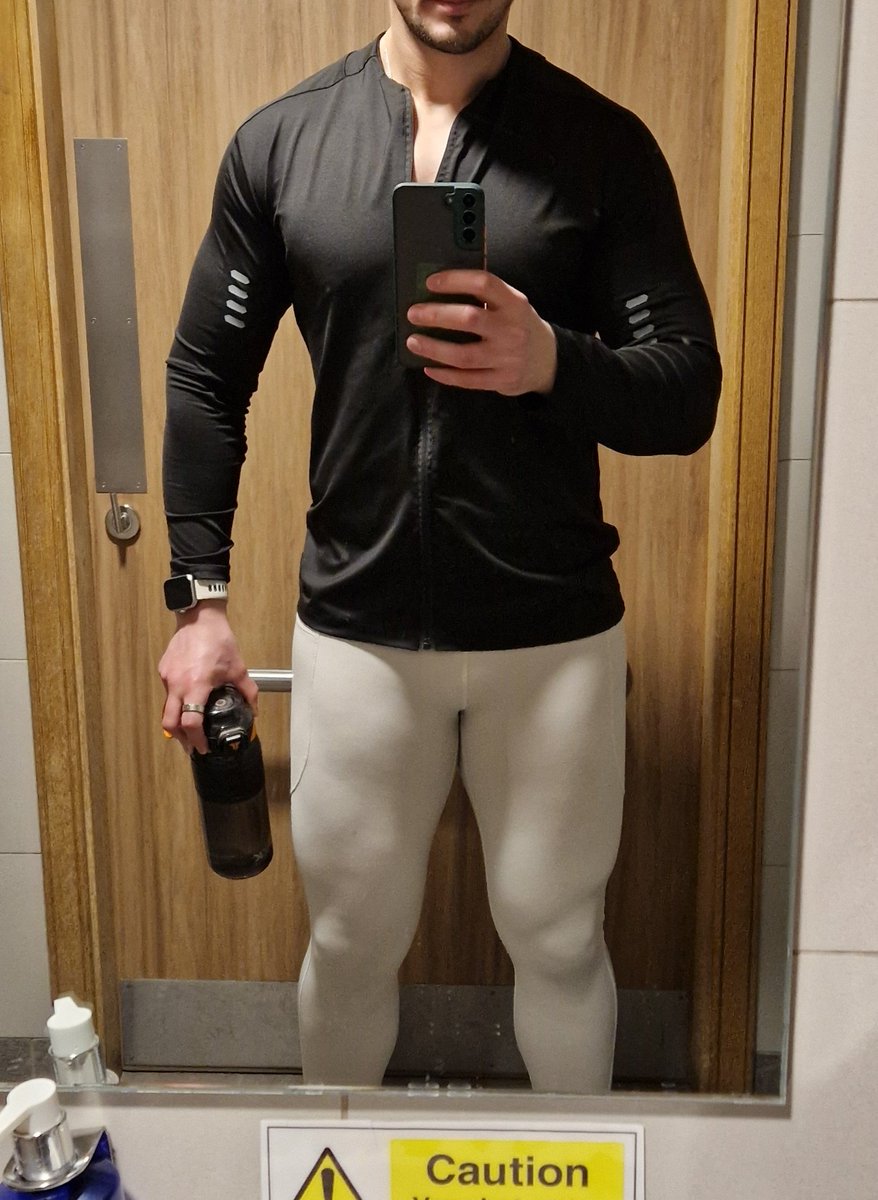 MaxbigAssUk's tweet image. All pumped up after a killer workout. Lycra hugs in all the right places... who’s watching? 👖🏋‍♂️💪  #GymLife #LycraLover #LegDay