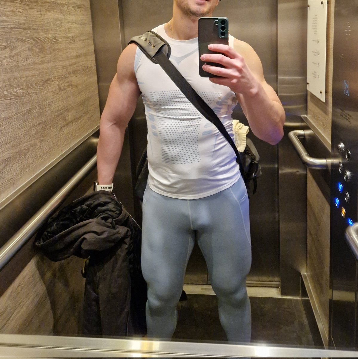 MaxbigAssUk's tweet image. All pumped up after a killer workout. Lycra hugs in all the right places... who’s watching? 👖🏋‍♂️💪  #GymLife #LycraLover #LegDay