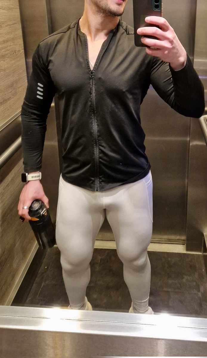 MaxbigAssUk's tweet image. All pumped up after a killer workout. Lycra hugs in all the right places... who’s watching? 👖🏋‍♂️💪  #GymLife #LycraLover #LegDay