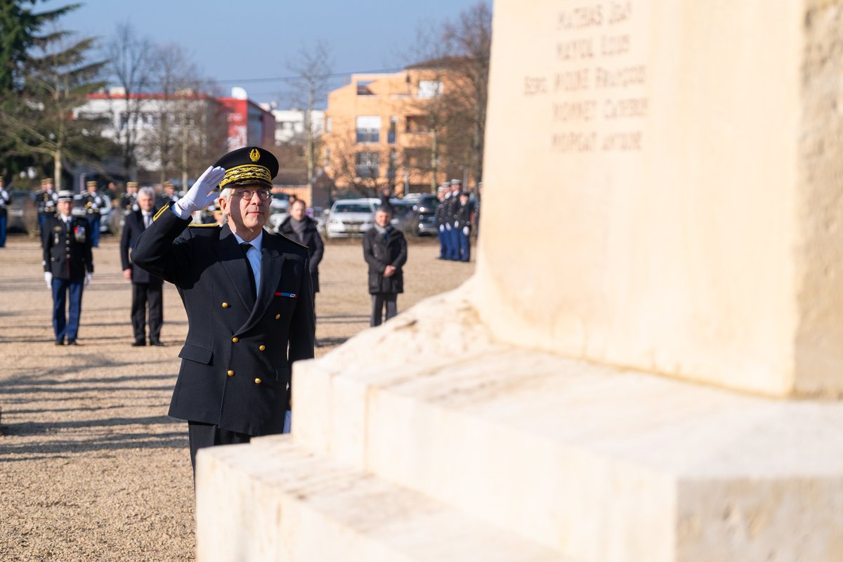 Prefet71's tweet photo. Yves SEGUY, préfet de Saône-et-Loire, a participé à la cérémonie d’hommage aux Héros de la Gendarmerie à Charnay-lès-Mâcon. Un moment de respect et de reconnaissance pour le courage et l'engagement de ces hommes et femmes qui assurent notre sécurité au quotidien. 🙏🇫🇷 https://t.co/RPBnat8Zke