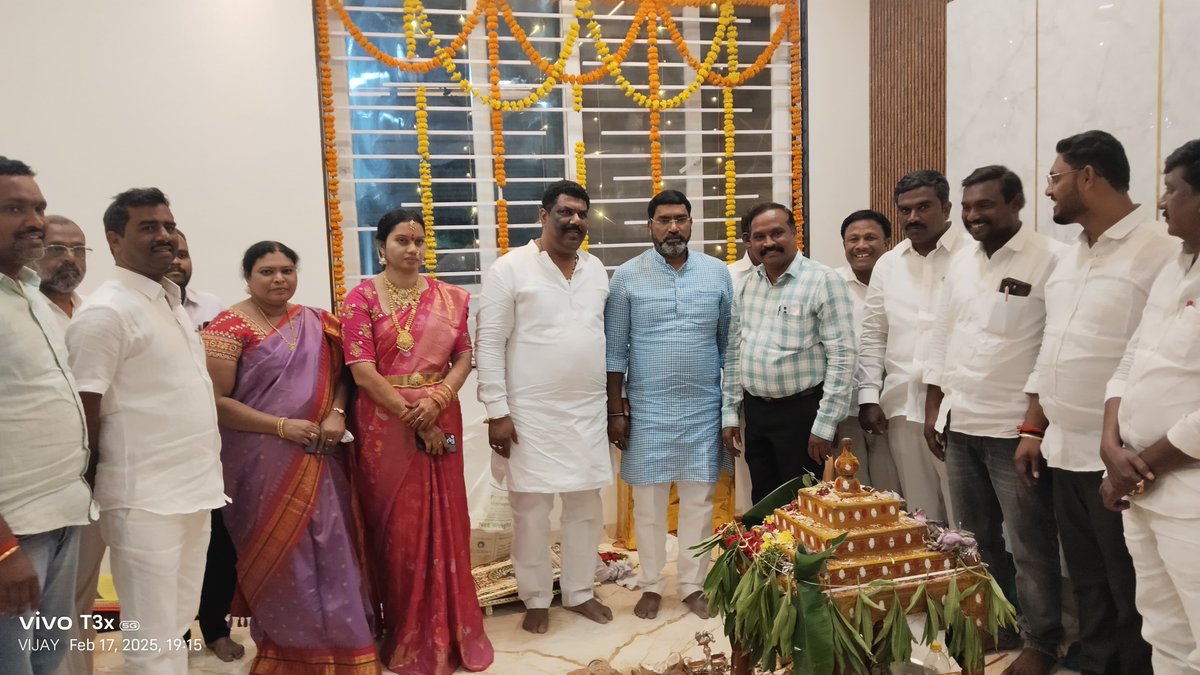 SampathKumarINC's tweet photo. గద్వాల్ జిల్లా కేంద్రంలో గద్వాల్ జిల్లా మాజీ జడ్పీ చైర్ పర్సన్ , సరిత తిరుపతయ్య గారి. నూతన గృహ ప్రవేశ మహోత్సవం లో పాల్గొన్న ఏఐసీసీ కార్యదర్శి అలంపూర్ మాజీ ఎమ్మెల్యే డాక్టర్ ఏస్ ఏ సంపత్ కుమార్ గారు .మరియు అలంపూర్ మార్కెట్ కమిటీ చైర్మన్ డొడ్డప్ప, గ్రంథాలయ ఛైర్మెన్ నీలి శ్రీనివాసులు గారు , గద్వాల్ జిల్లా యూత్ కాంగ్రెస్ అధ్యక్షులు తిరుమల్,మరియు, శంకర్,రాజు, వెంకటేష్ ,రవి, తదితరులు

#RevanthReddy #Congress #INC #Telangana #TelanganaCongress #TelanganaCM #CMRevanthreddy #PrajaPalana #TelanganaPrajaPrabhutwam #RevanthReddyCM #sampathkumar #CongressForProgress