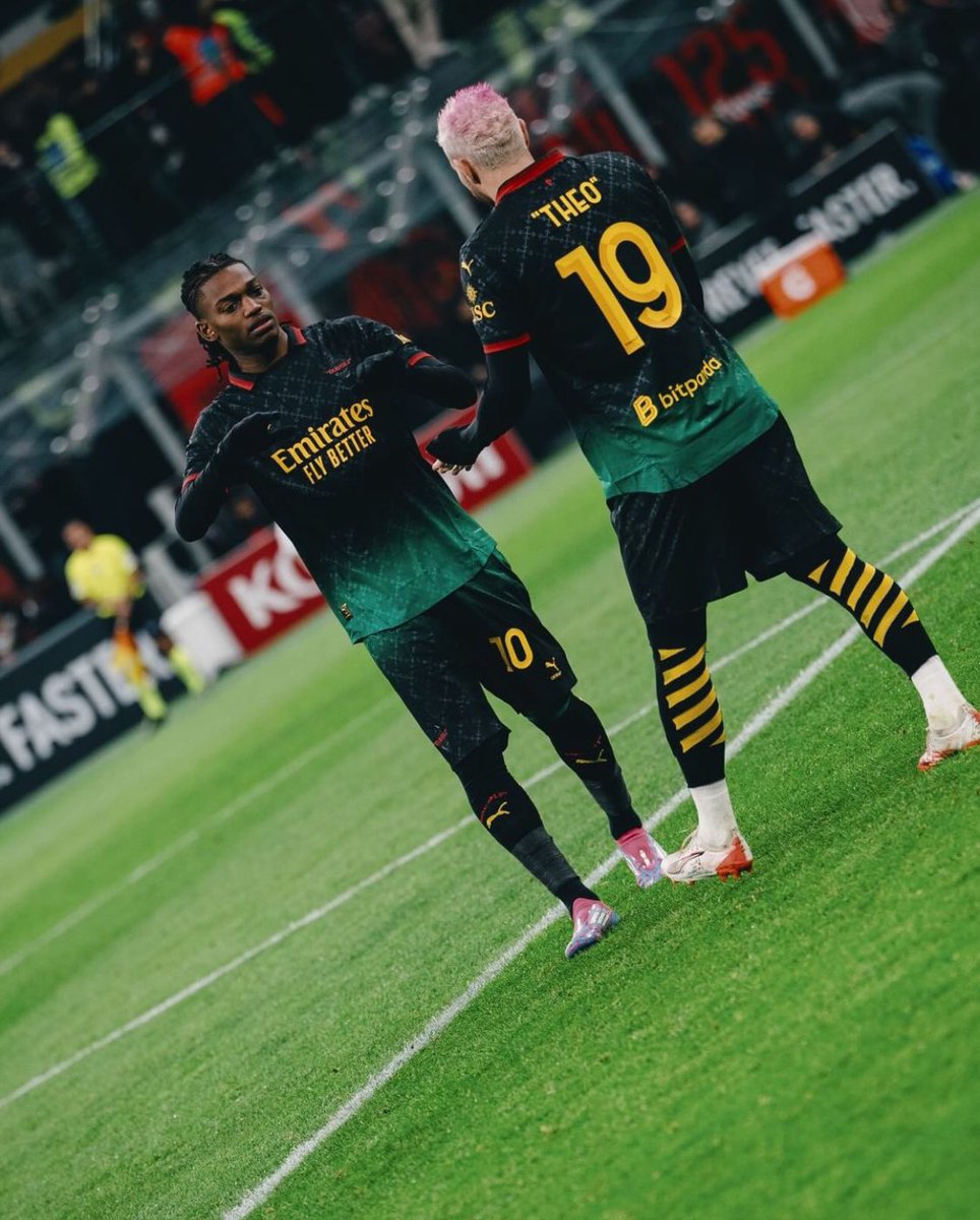 Team_THernandez's tweet photo. 📸 // Théo Hernández 🆚 Verona 🇮🇹

Victoire très difficile avant le match très important contre Feyenoord ! ❤️🖤

#MilanVerona #SempreMilan https://t.co/sc49sLvDcv
