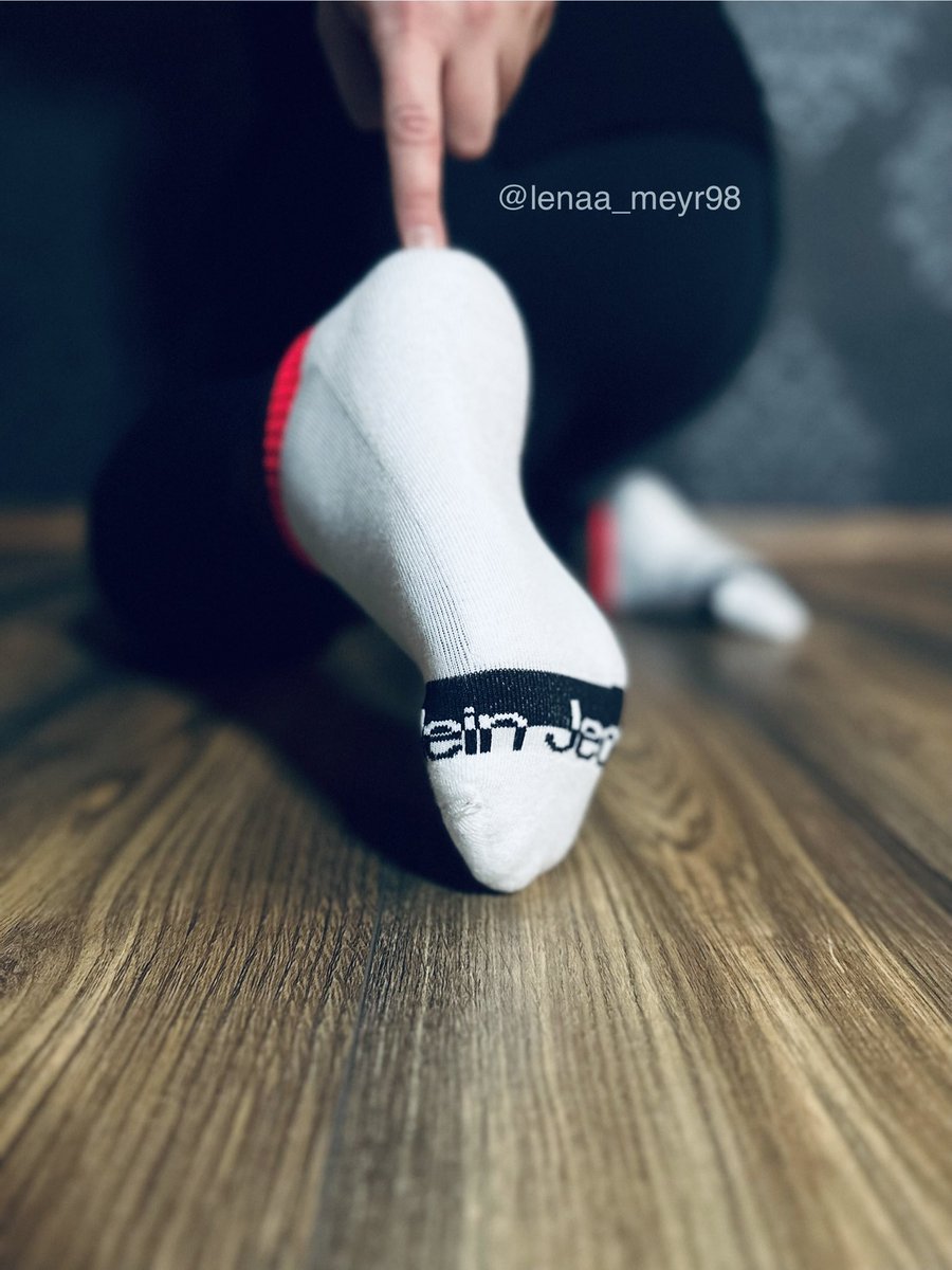 Genau da Sitz du doch gerne vor mein Hündchen, also mach brav Sitz 🐶😈

#feetworshi̇p #feetlover #feetfetish #sockslover #socksfetish #nylonlover #nylonfetish #barefoot #barefootfetish #goddess #findom #getragenesocken #getragenenylons #sweatyfeets #nylon #socks #inyoureface