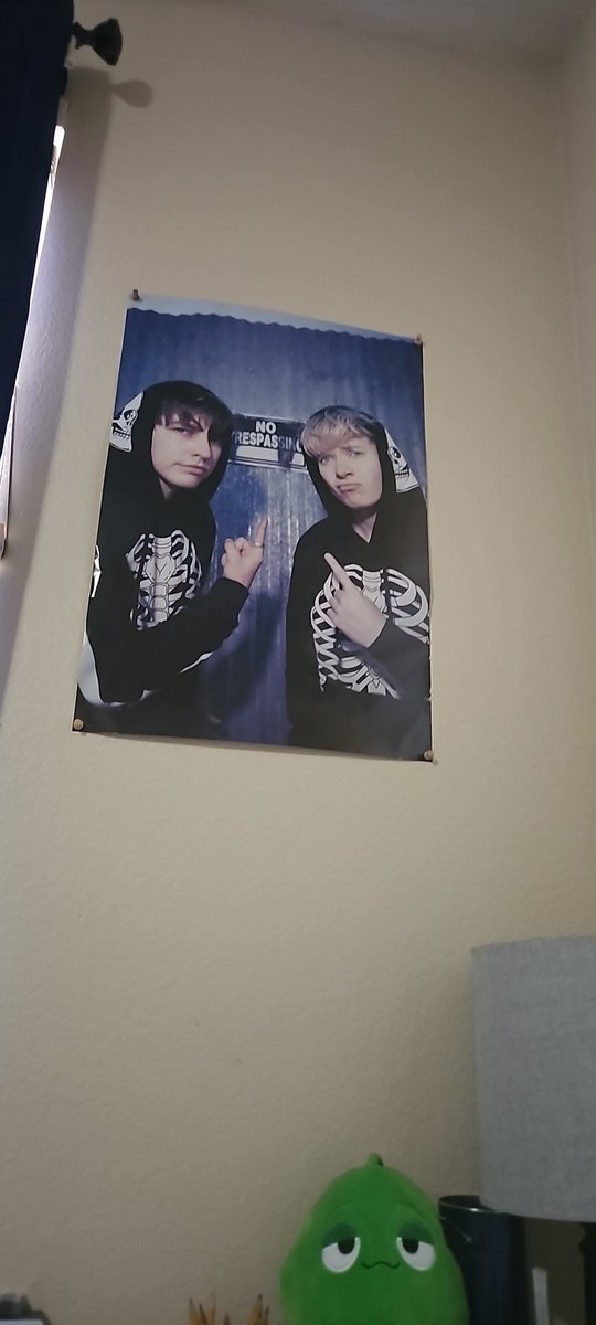 brook_xplr's tweet photo. I'm always being stared at whenever I'm at my desk 😭😭 https://t.co/YlsjHV0hEH