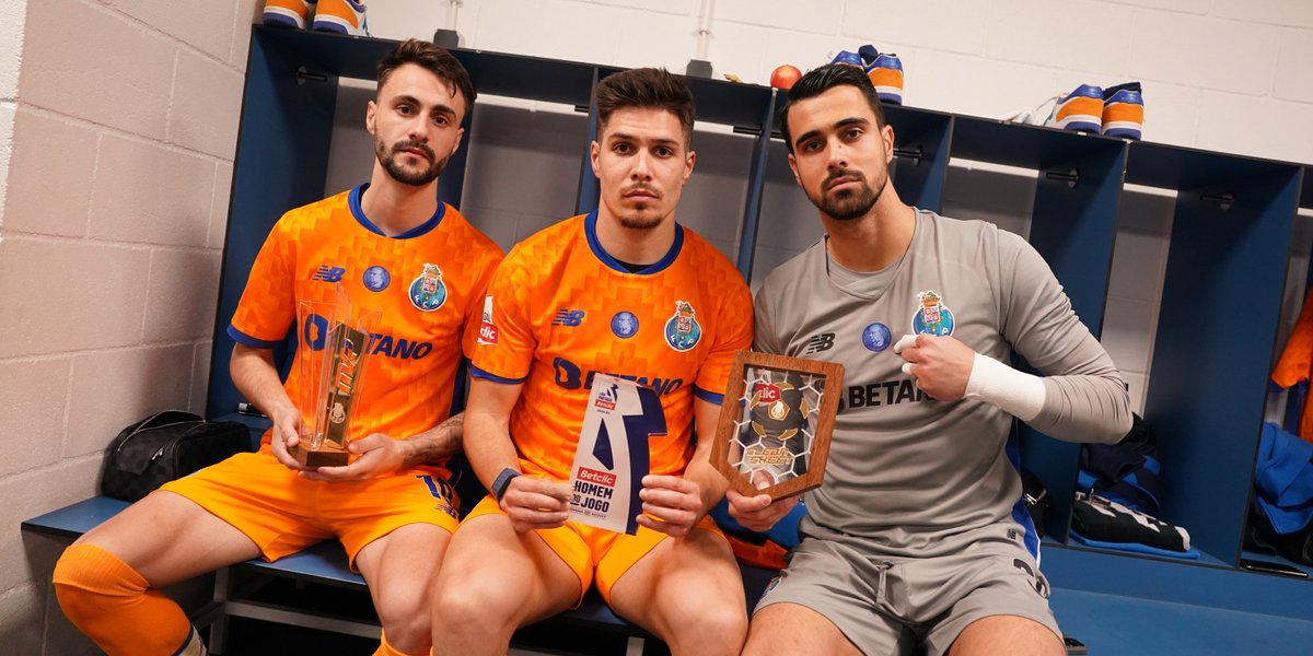 IvaNFCPortO's tweet photo. ⭐ Моура, Фабиу и Диогу отмечены наградами после встречи с «Фаренсе»
Латераль был признан MVP Лиги Португалии, вингер – MVP «Порту», а вратарь удостоен награды «Clean Sheet».
🖥 Читай на нашем сайте: https://t.co/PL9PFw2P6M
#FCPorto #SCFFCP #LigaPortugalBetclic https://t.co/JmMTImaAY2